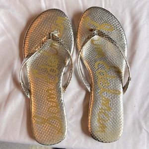 Sam Edelman silver snake print flip flops women’s size 6